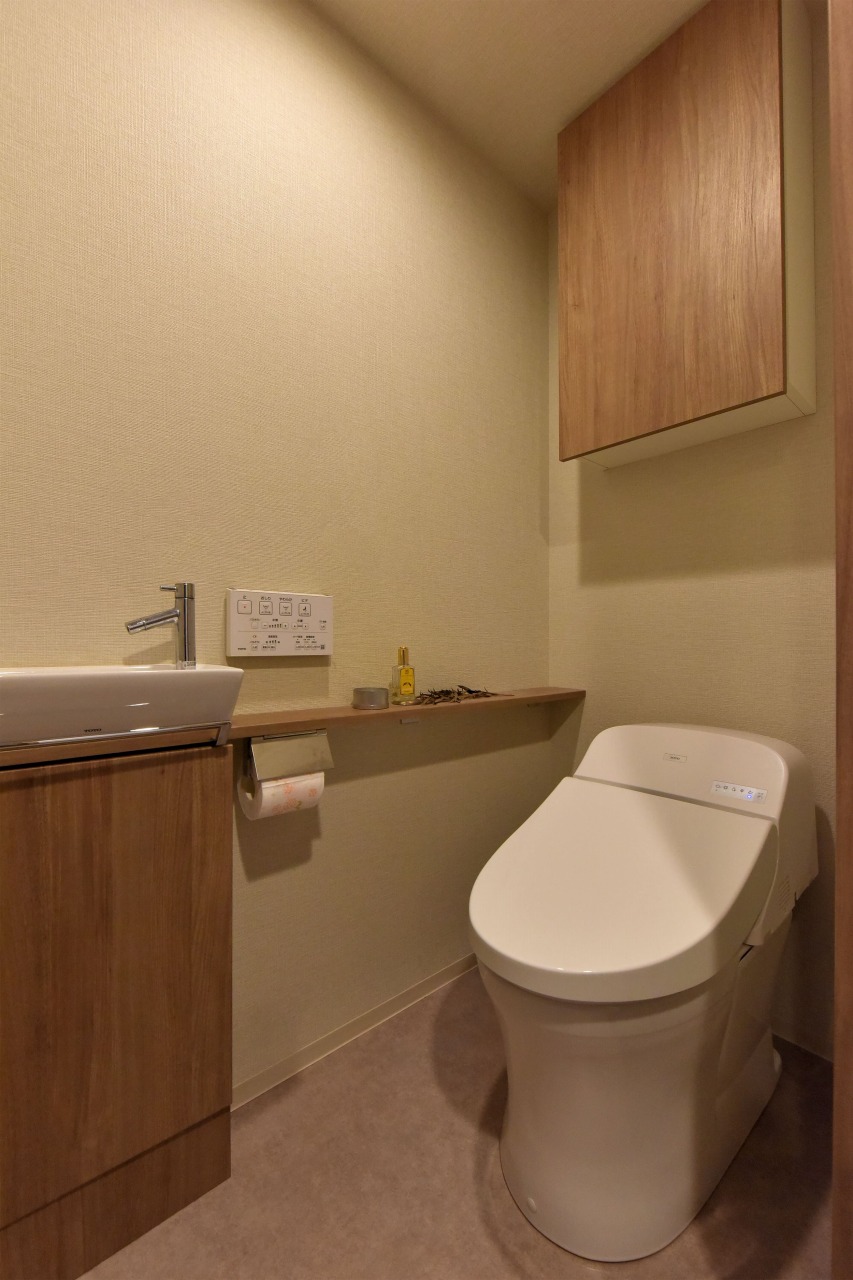 トイレには手洗いカウンターがございます。