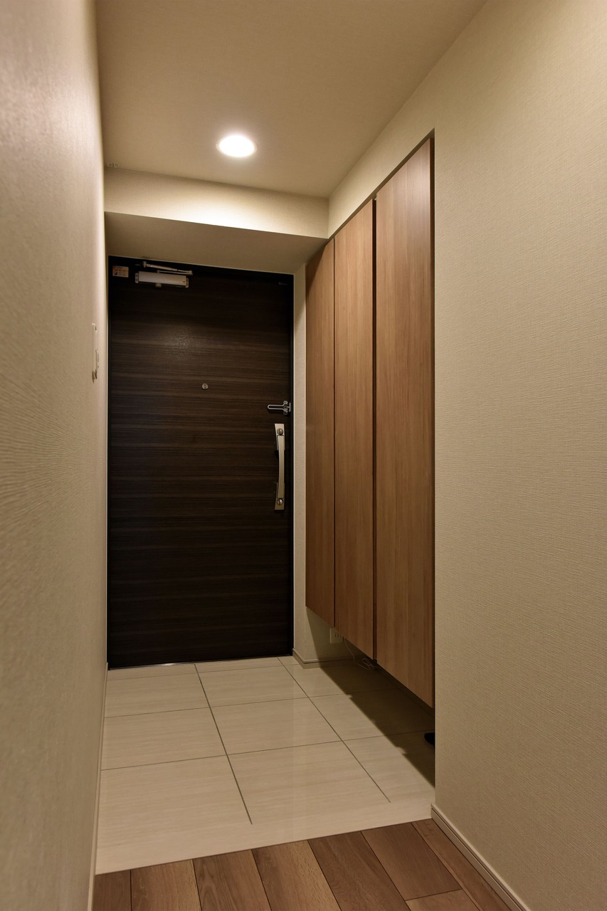 フロートタイプのシューズボックスですっきりとした印象の玄関です。