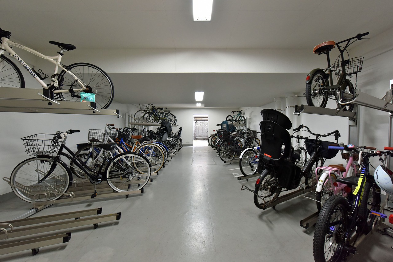 雨の日にも安心の自転車置き場。最新の空き状況はお問い合わせください。
