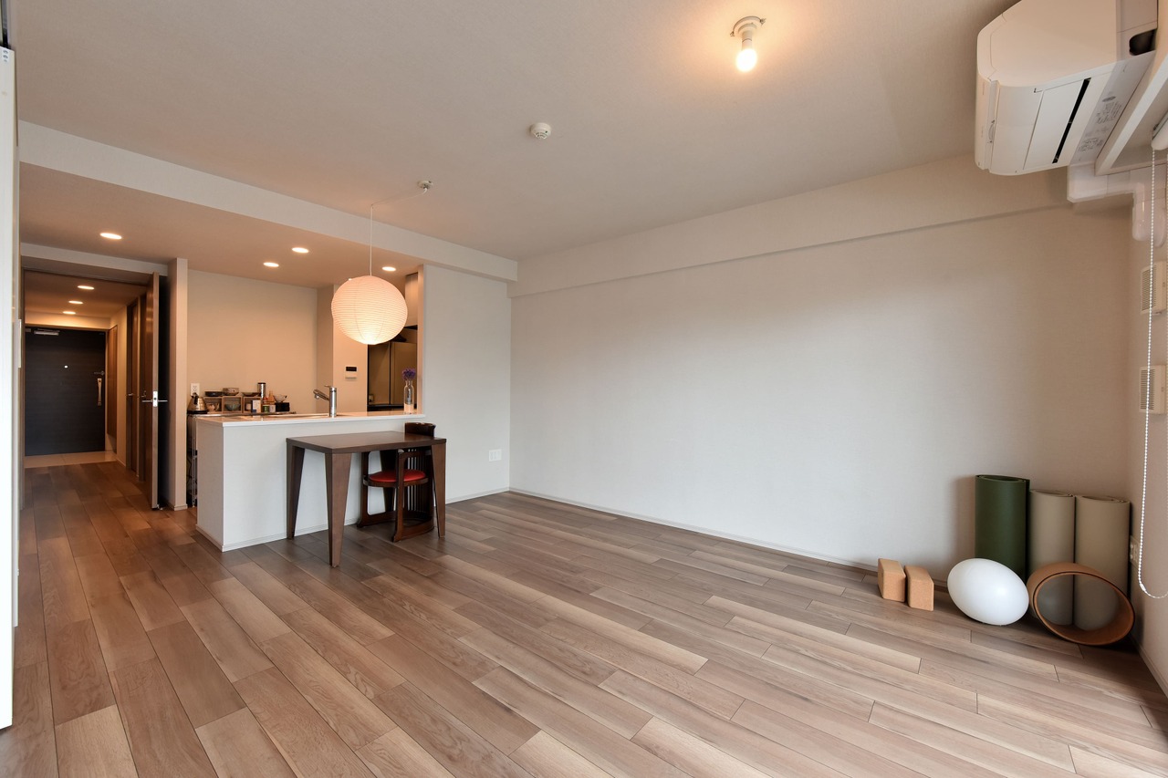 足元からお部屋全体を暖める床暖房付き。埃が舞い上がりにくく小さなお子様にも安心です。