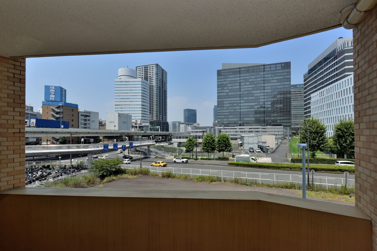 【洋室側バルコニー】前面に視界を遮る建物はなく、採光や通風が叶いやすいロケーションです。2面にバルコニーがあるため、ご家族の洗濯物や寝具を同時に干すことができます。