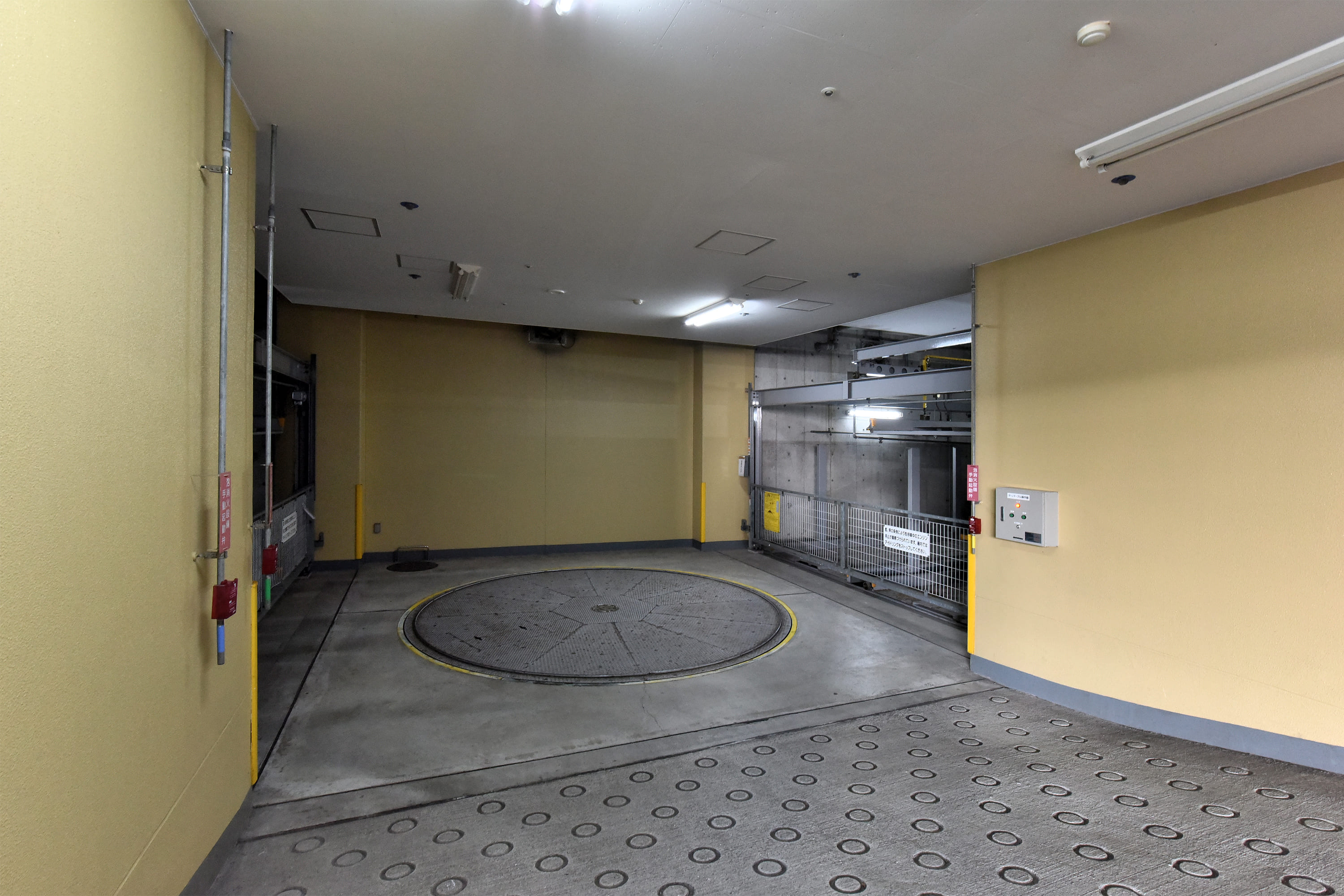【駐車場】マンション敷地内の駐車場です。屋内のため雨の日でも濡れずに乗降車が可能です。最新の空き状況やサイズなどの詳細は、お問い合わせください。