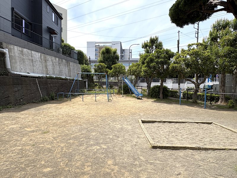 近くに公園がございます！