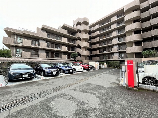 車の出し入れがしやすい、ゆとりのある駐車場です。