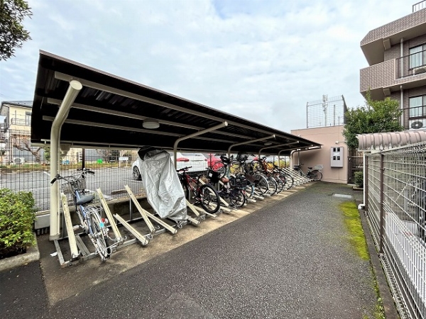 敷地の奥に設置されている自転車置場にも雨除けがあります。