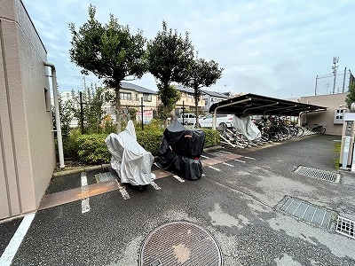 バイク置場は区画毎にきちんと駐車されています。