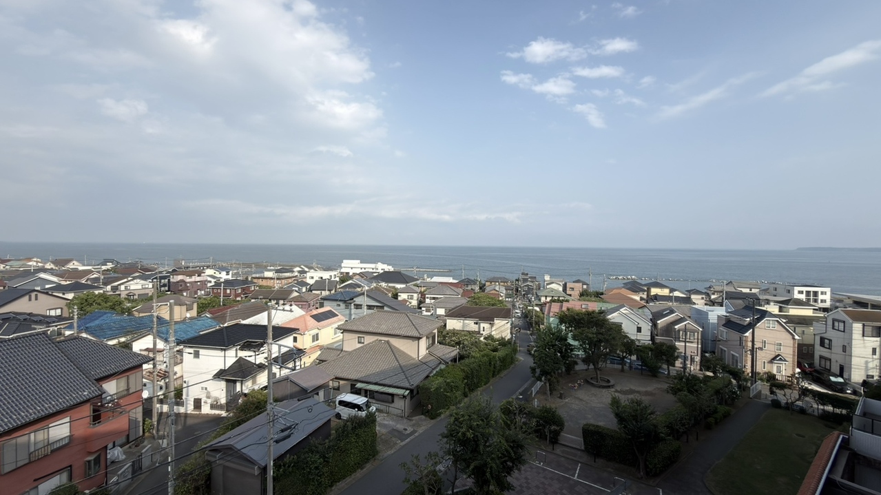 前面に視界を遮る建物がなく、開放的な眺望が広がります。2026年7月撮影