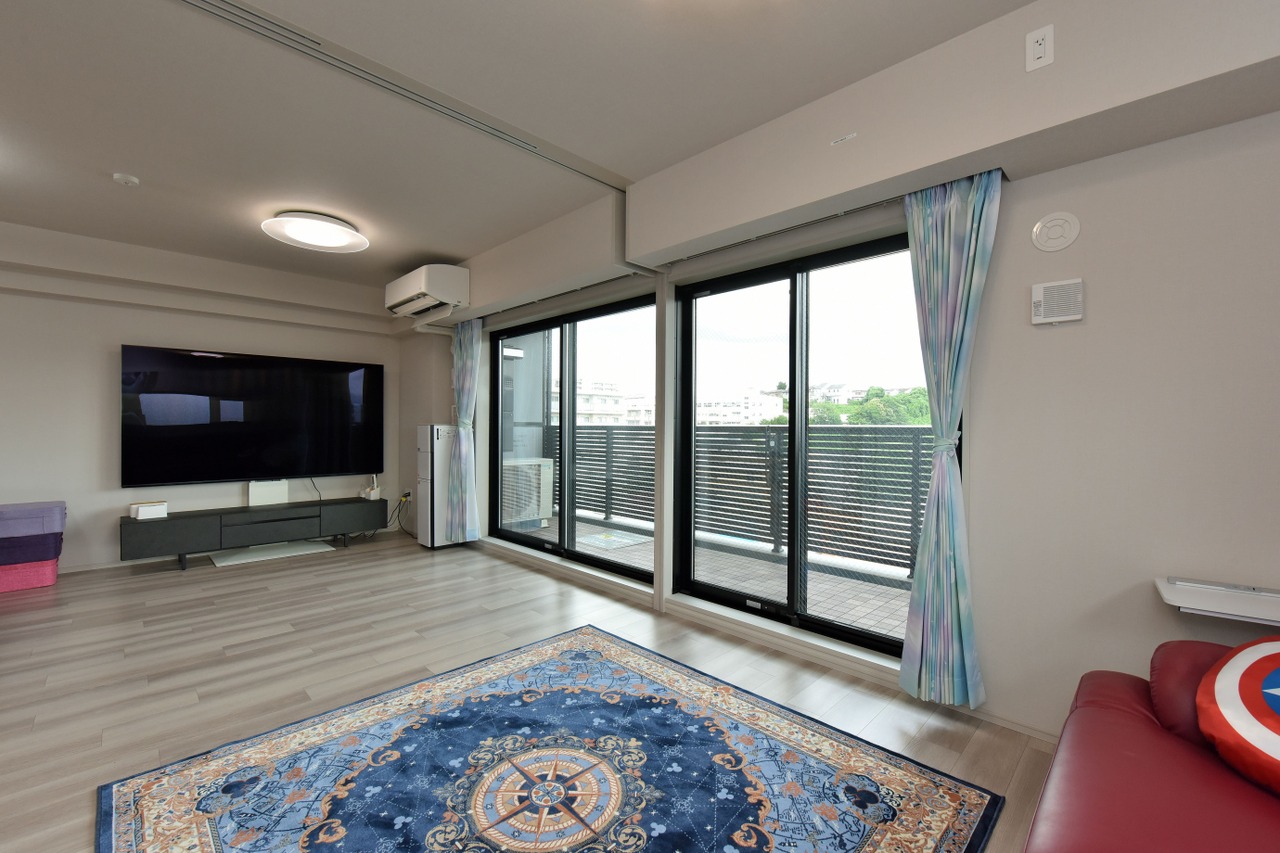 日当たり良好なリビング。角部屋につき風通しの良い空間です。