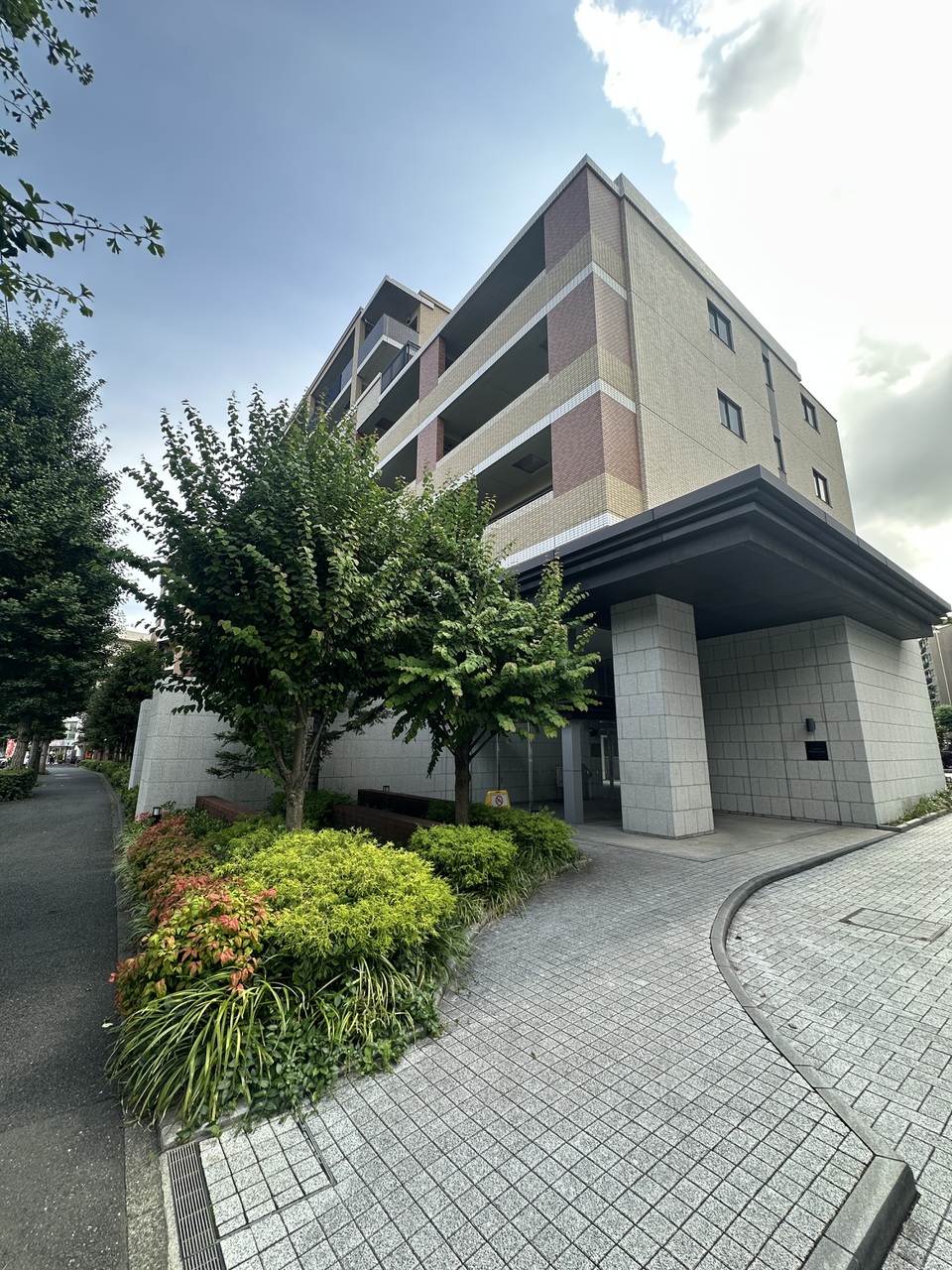 【現地外観写真】大切なペットと暮らせるマンションです(細則有り)。これからペットを飼うことを検討中の方にもおすすめです。