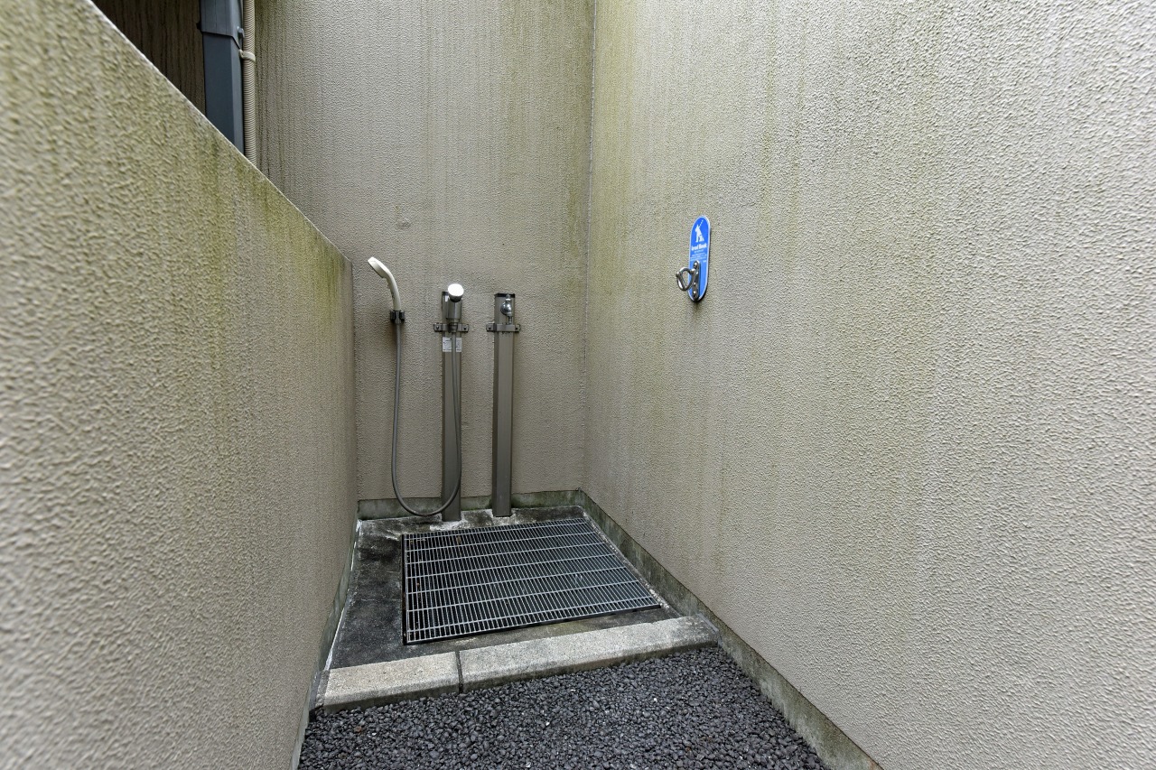 【共用部】敷地内にペット用の足洗い場が設けられています。お散歩帰りに汚れを落とせるため、室内や共用廊下を清潔に保ちやすい設備です。