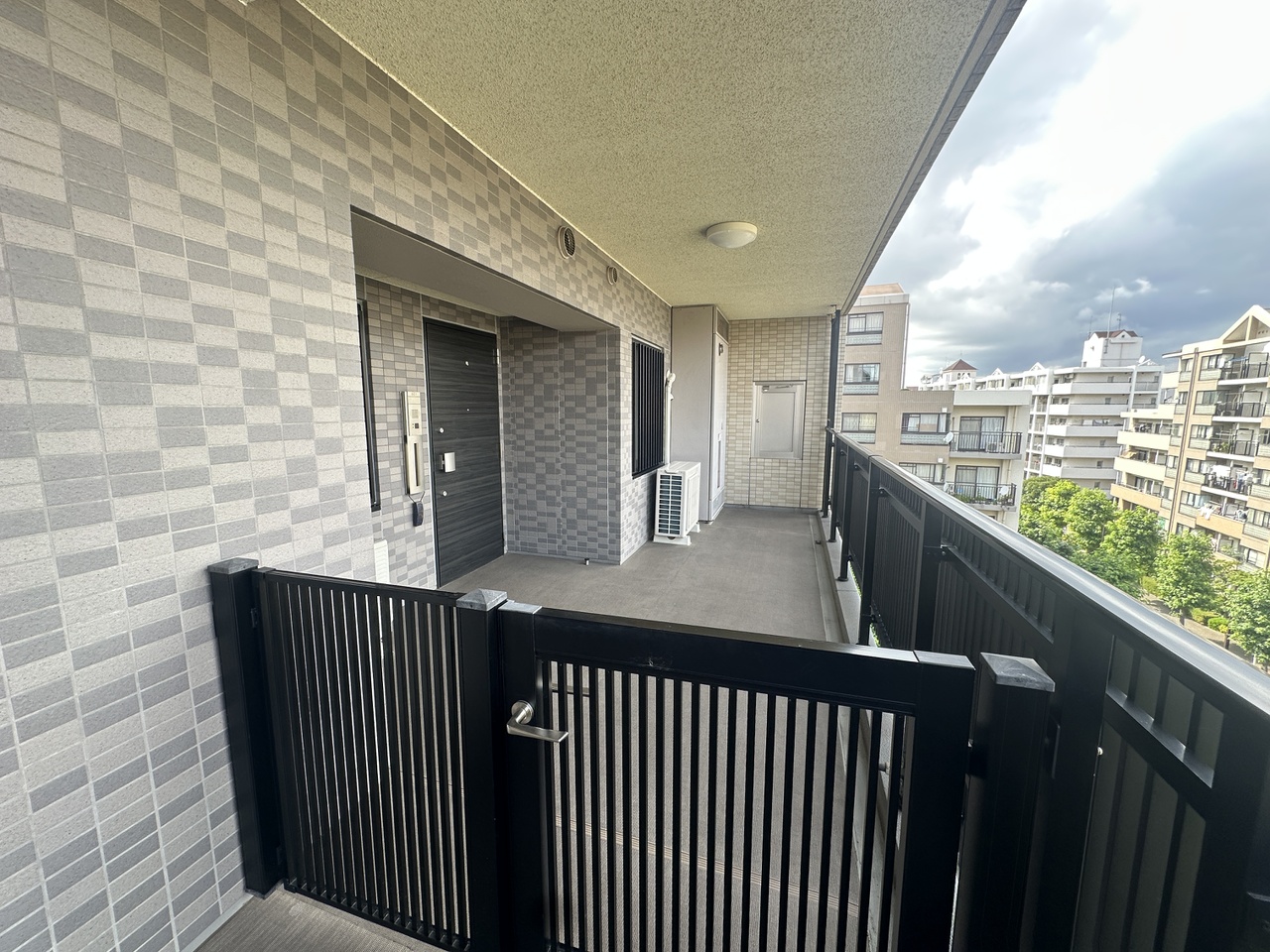 【ポーチ】14.98㎡の専用ポーチ付き住戸です。外部から室内が見えにくくなっているので、ご家族のプライバシーを守ることができます。