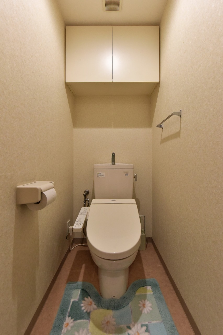 【トイレ】毎日清潔に使用できる温水洗浄便座付き。手洗い器一体型トイレのため、使用後すぐに手洗いできます。トイレットペーパーなどの保管に便利な吊戸棚が備わっています。