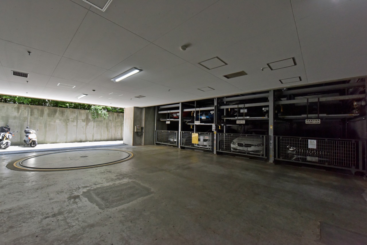 【駐車場】無償で使用できる、専用使用権付き駐車場が設けられています(車種制限あり)。詳しくはお気軽にお問い合わせくださいませ。