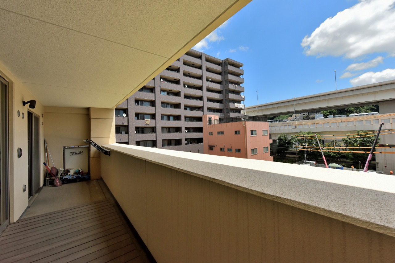 【住戸からの眺望写真】地上11階、地下1階建の4階部分に位置します。晴れた日には青空を望むことができます。※眺望は将来にわたって保証するものではありません。