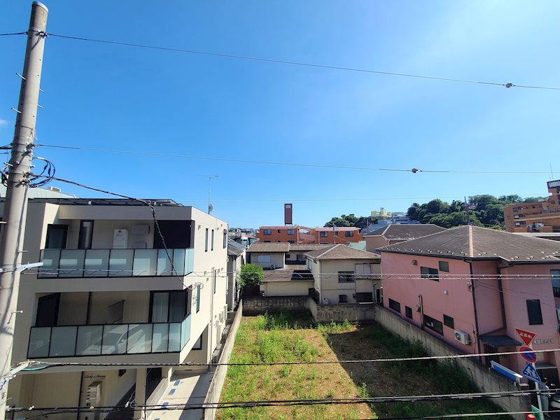 陽当たり・通風良好！周囲に高い建物がなく、気持ちの良い空が広がります。※バルコニーからの眺望。