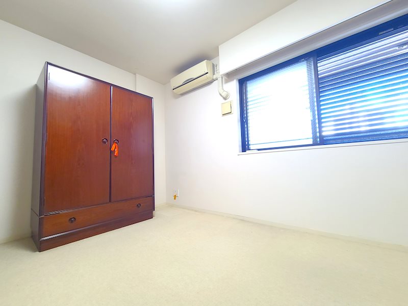 大きな窓から柔らかな光が差し込む、落ち着きのあるお部屋。