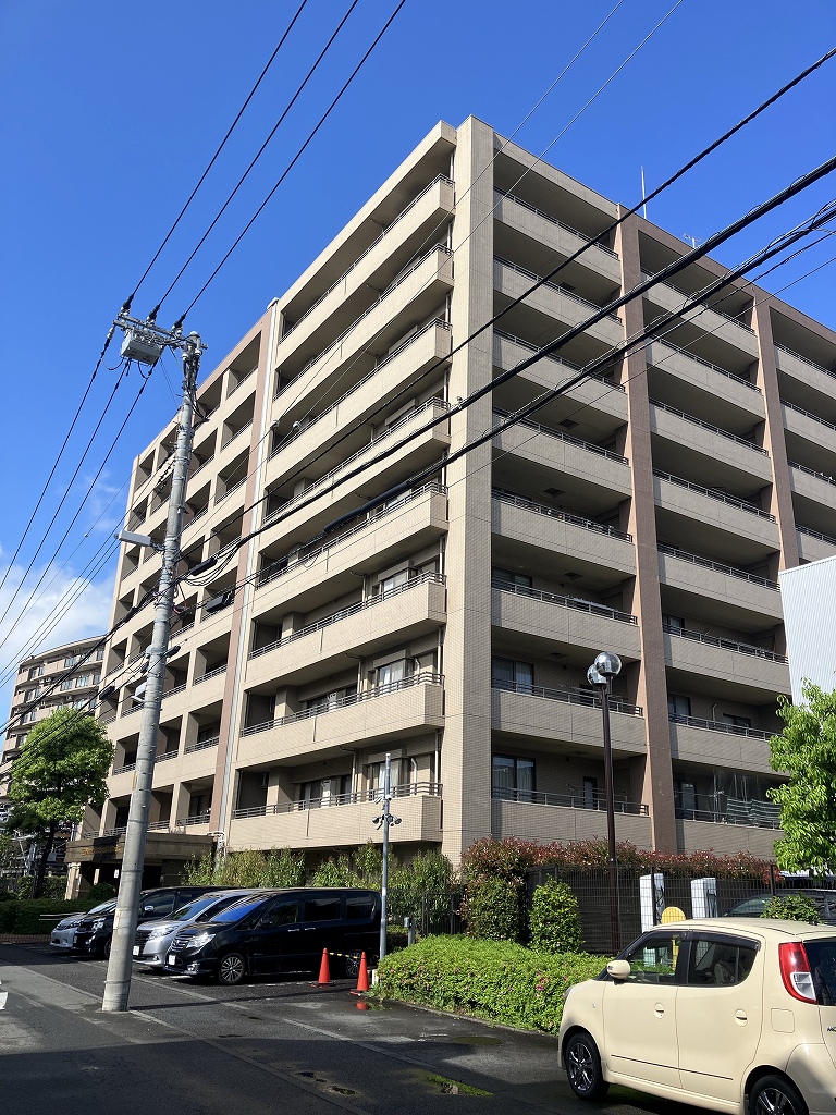 東急東横線「綱島」駅利用、9階建てマンション。