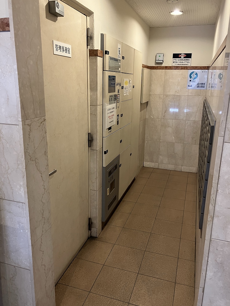 非対面や不在時にも荷物を受け取れる宅配ロッカー付きです。