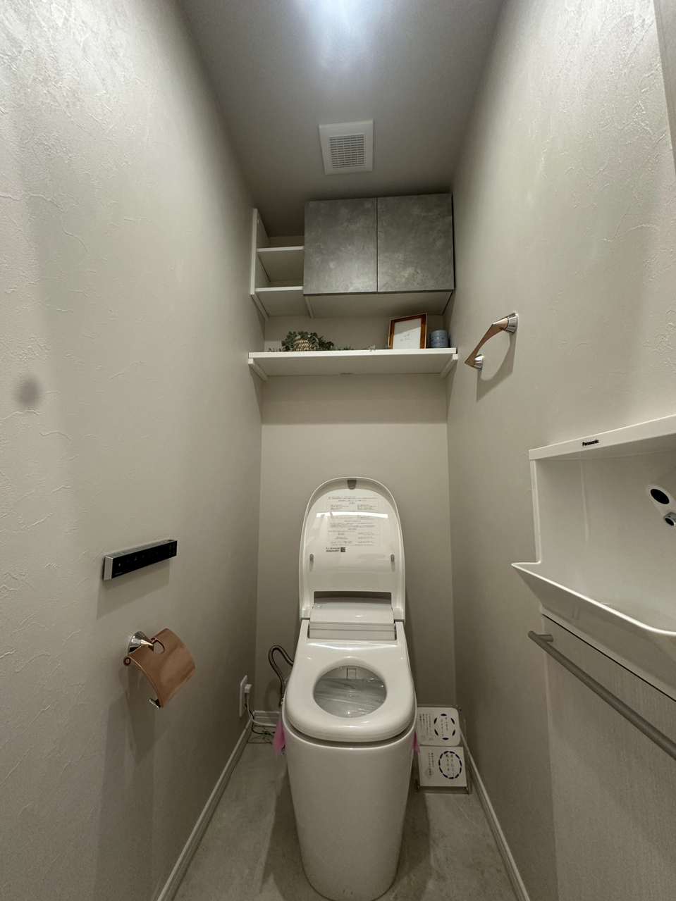 【トイレ】温水洗浄便座付きのため、毎日快適に使うことができます。トイレ内に手洗い器が設置されているので、使用後すぐに手が洗えて衛生的です。
