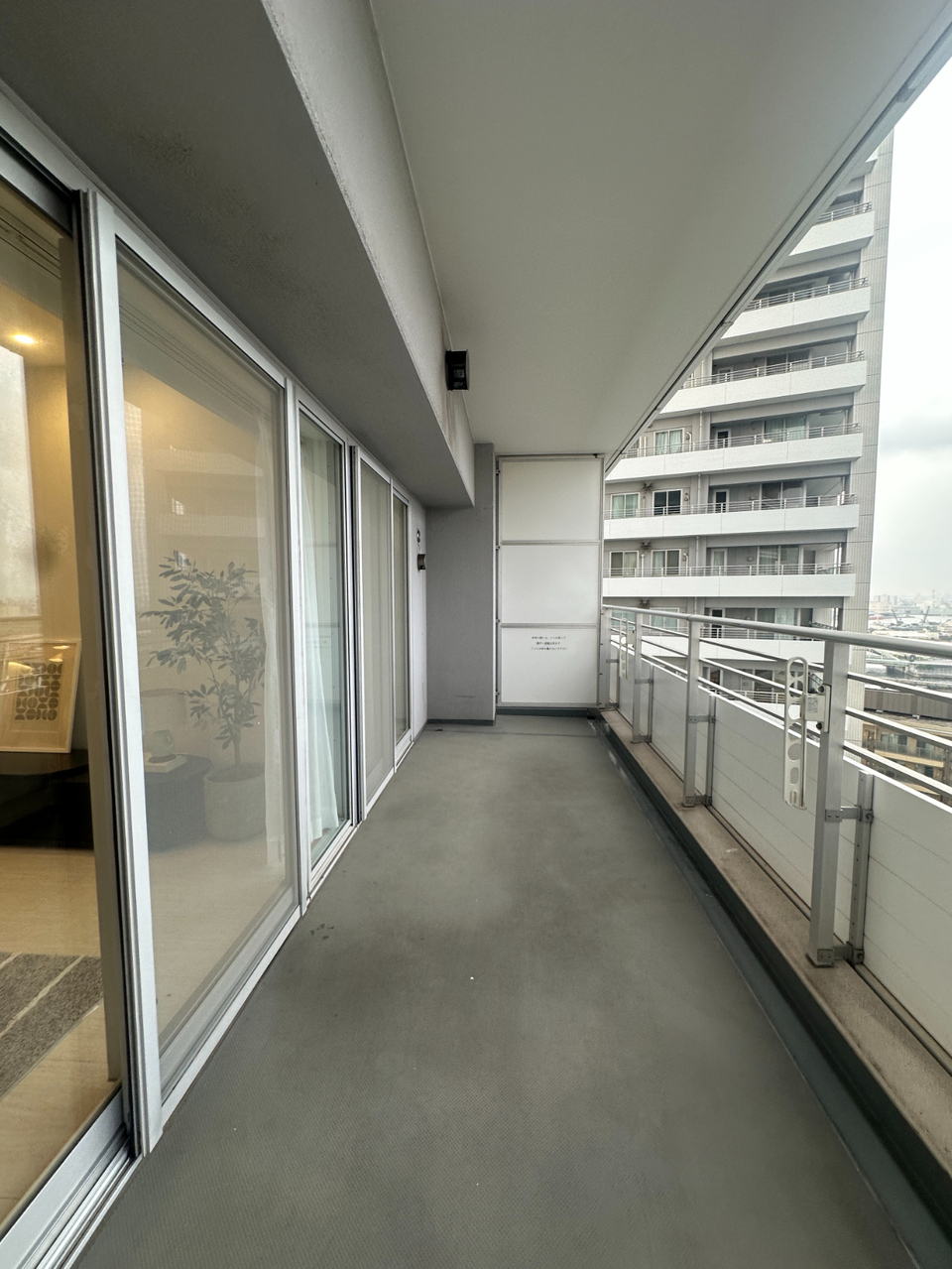 【バルコニー】LDKと約7.0帖洋室の2部屋から出入り可能。15階住戸ならではの開放的な眺望を望むことができます。