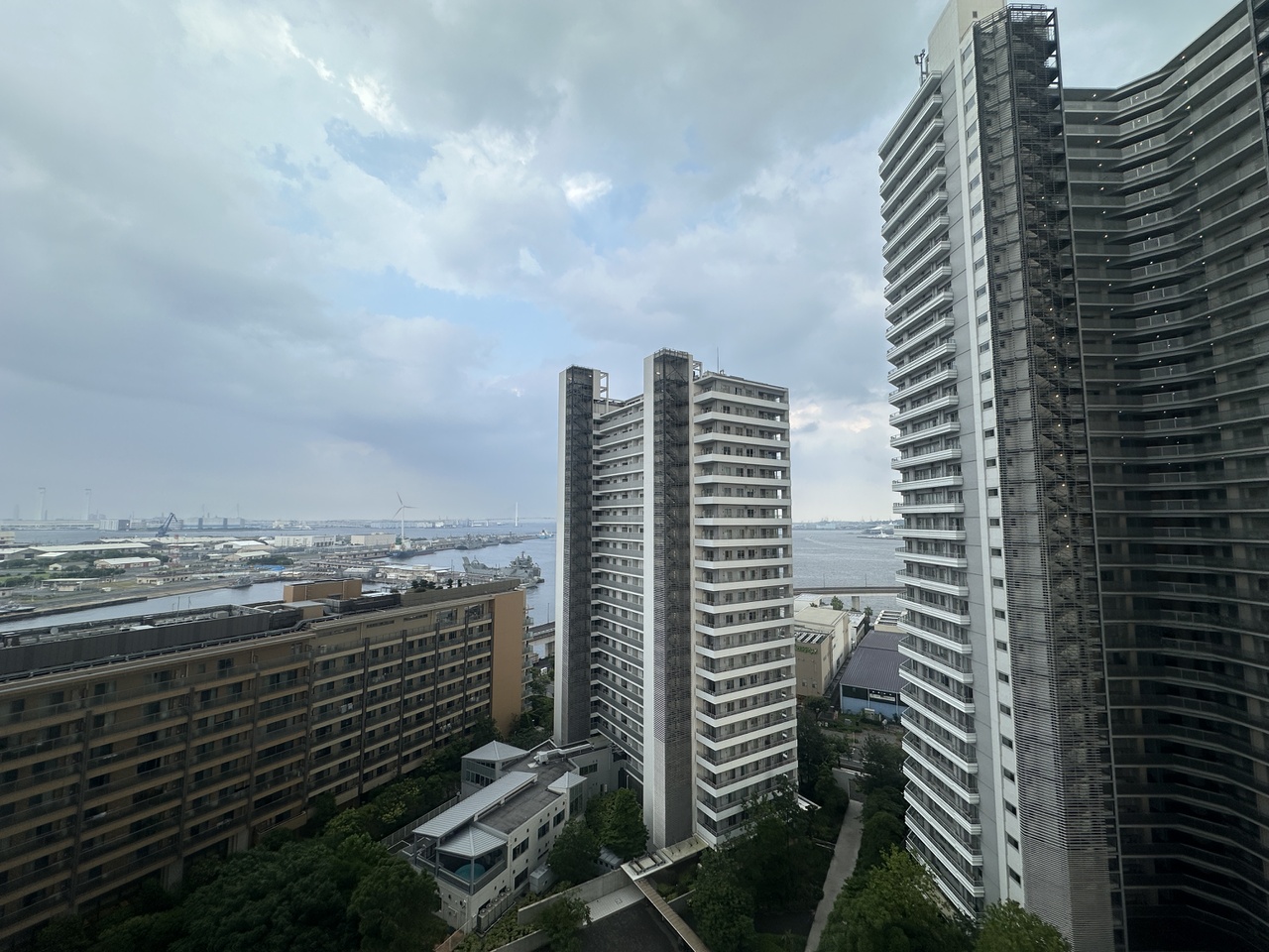 【住戸からの眺望】横浜ベイブリッジや花火大会を望むことができます。※眺望は将来にわたって保証するものではありません。