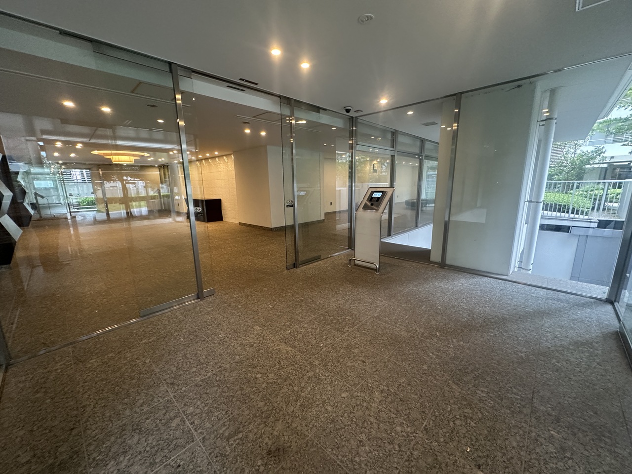 【エントランス】オートロックシステムが採用されています。防犯面も配慮されたマンションです。