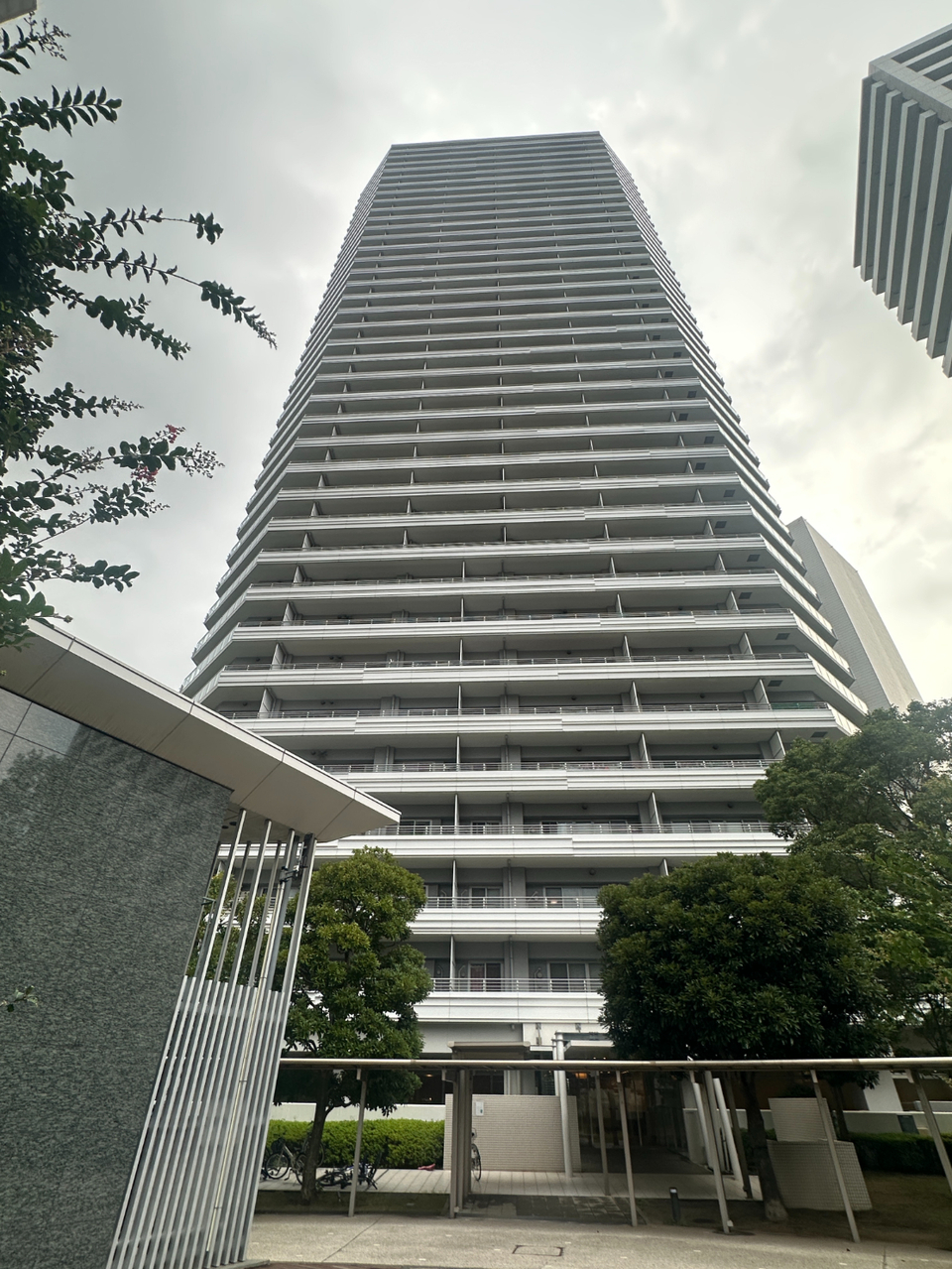 【現地外観写真】38階建マンション、15階部分の住戸。JR京浜東北線・JR横浜線「東神奈川」駅まで徒歩15分の立地。3沿線2駅利用可能です。