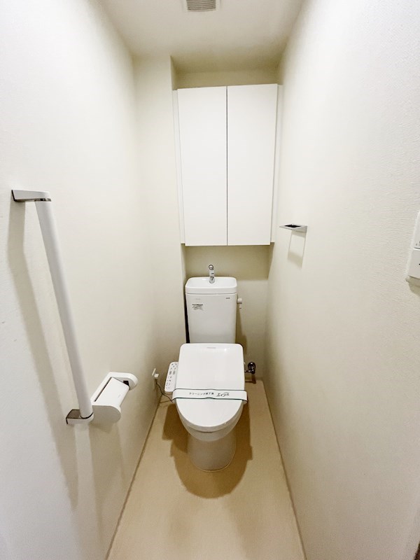 【トイレ】収納棚付きで使いやすい仕様。温水洗浄便座で快適にお使いいただけます。