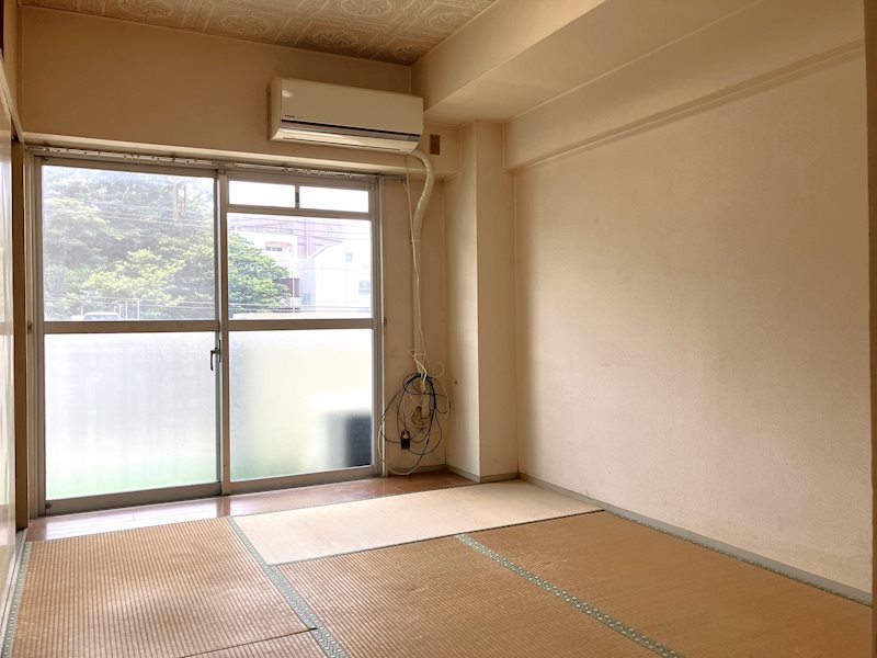 和室約6帖。バルコニーに面した明るいお部屋です。