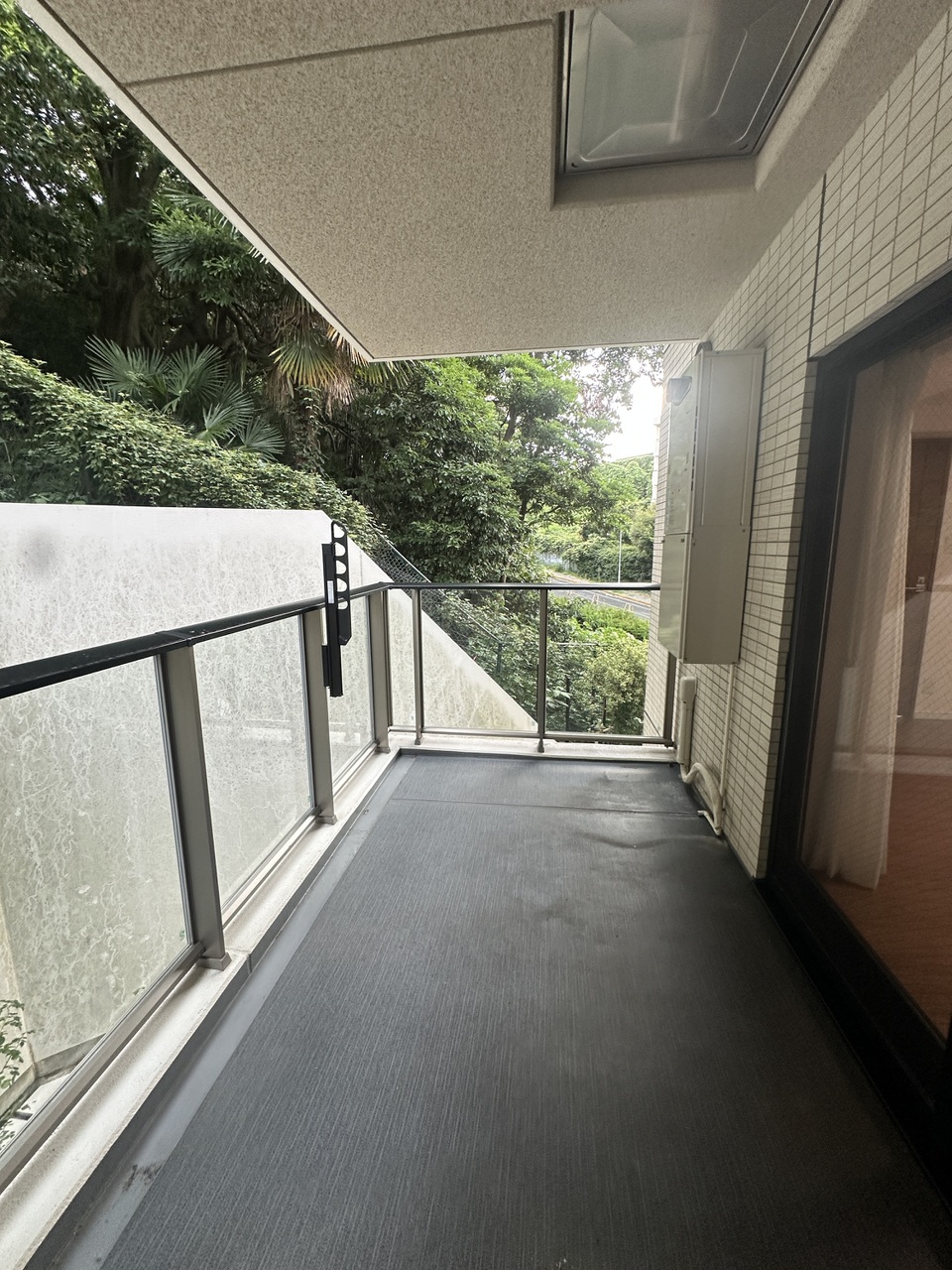 【バルコニー】南向きで陽当りがよく、天気のいい日には洗濯物がすっきりと乾きそうです。家事や仕事の合間に緑を眺めてリラックスできそうです。※眺望は将来にわたって保証するものではありません。