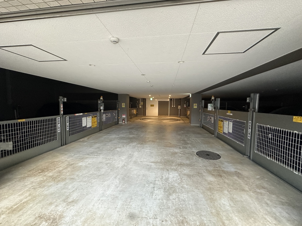 【駐車場】敷地内に駐車場が設けられています。空き状況や利用料金については、変動があります。お気軽にお問い合わせください。
