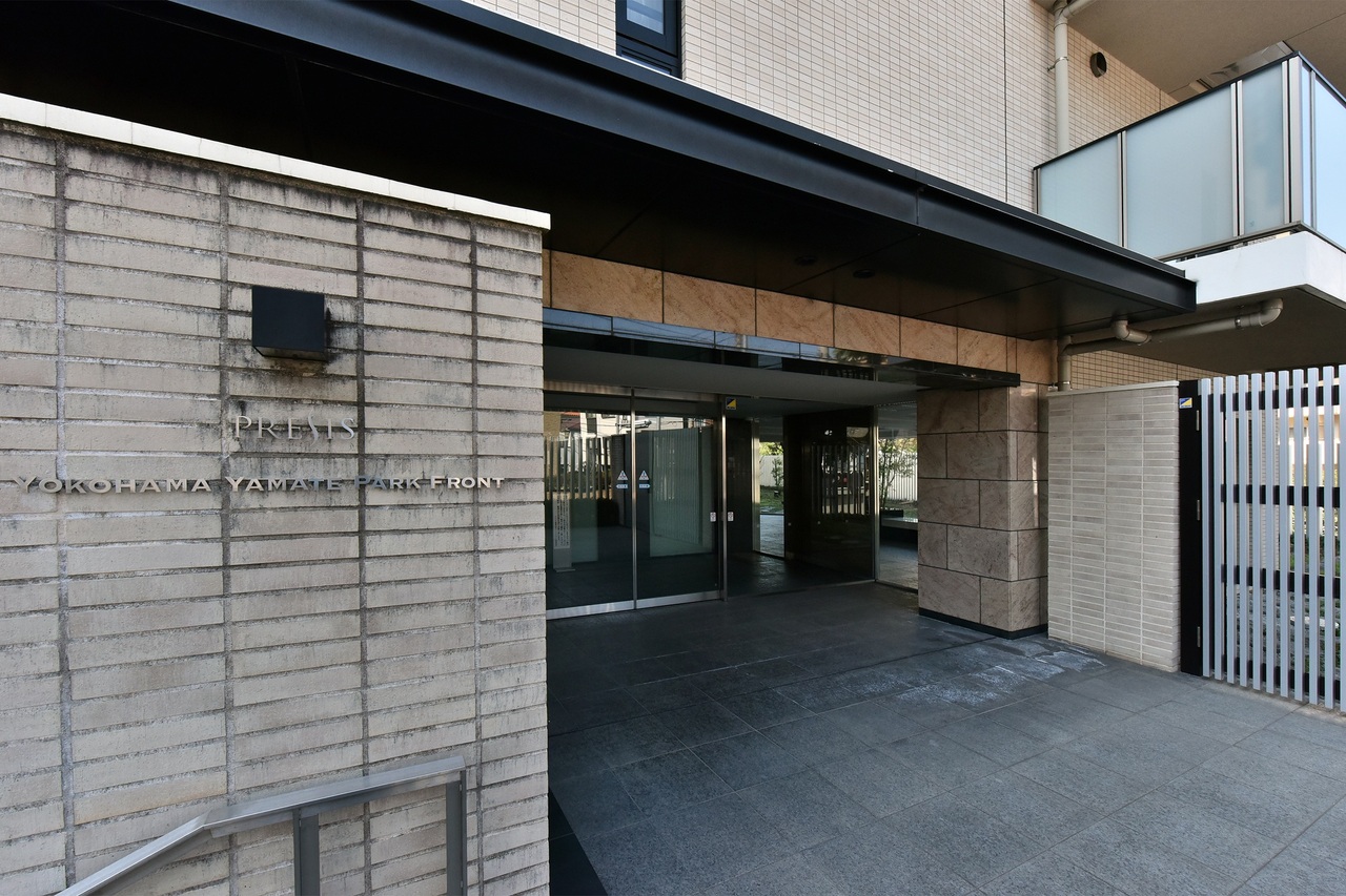 【エントランス】大切なペットと暮らせるマンションです(細則有り)。最寄りのバス停「山元町4丁目」まで徒歩1分でお出かけしやすい立地です。