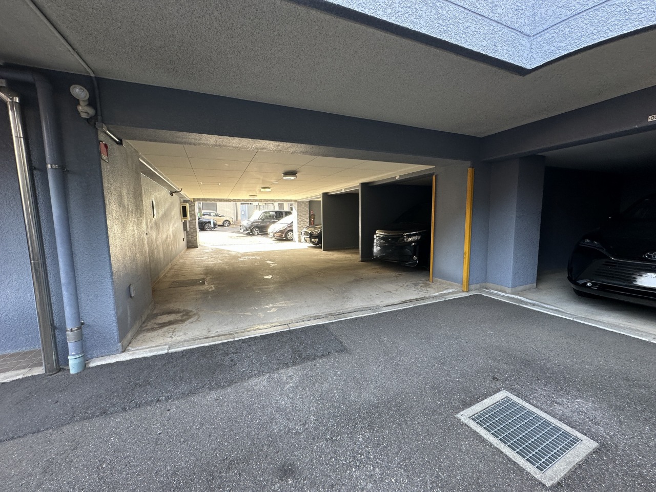 雨風を防げる屋根付きの駐車場スペース。お車の出し入れやご家族の乗り降りもスムーズに行えます。
