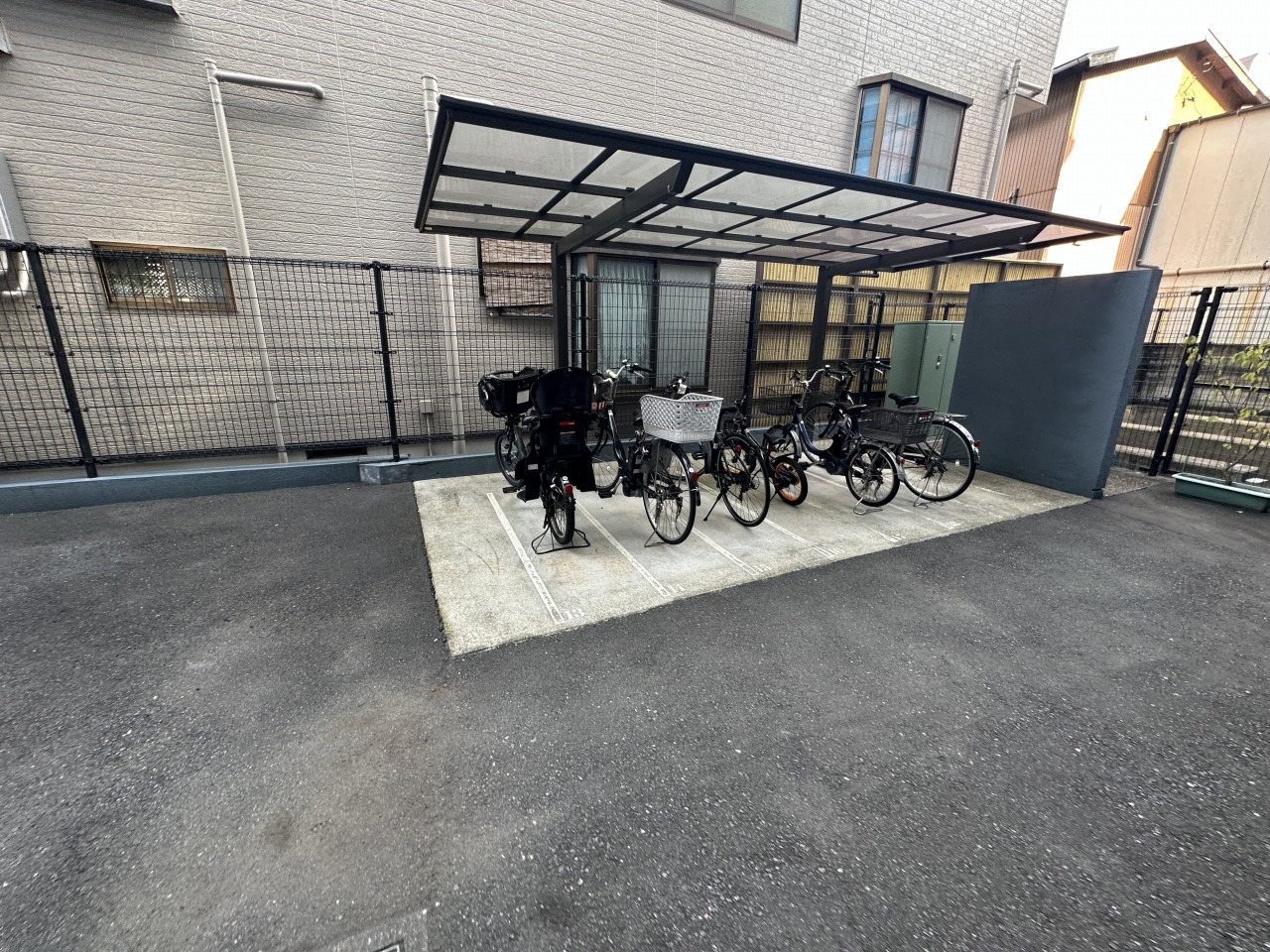 敷地内に用意された屋根付きの駐輪場スペース。雨から大切な自転車を守れる安心の設備です。