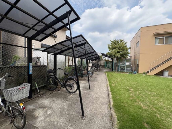 屋根付き駐輪場（72台収容可能）