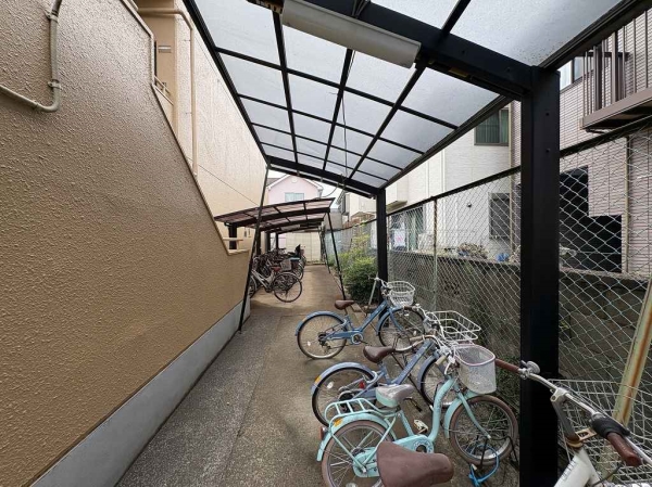 屋根付き駐輪場（72台収容可能）