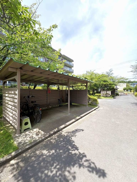 敷地内に駐輪場を設けています。空き状況はお問い合わせください。