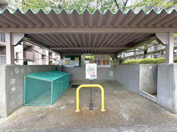 敷地内ゴミ置場。