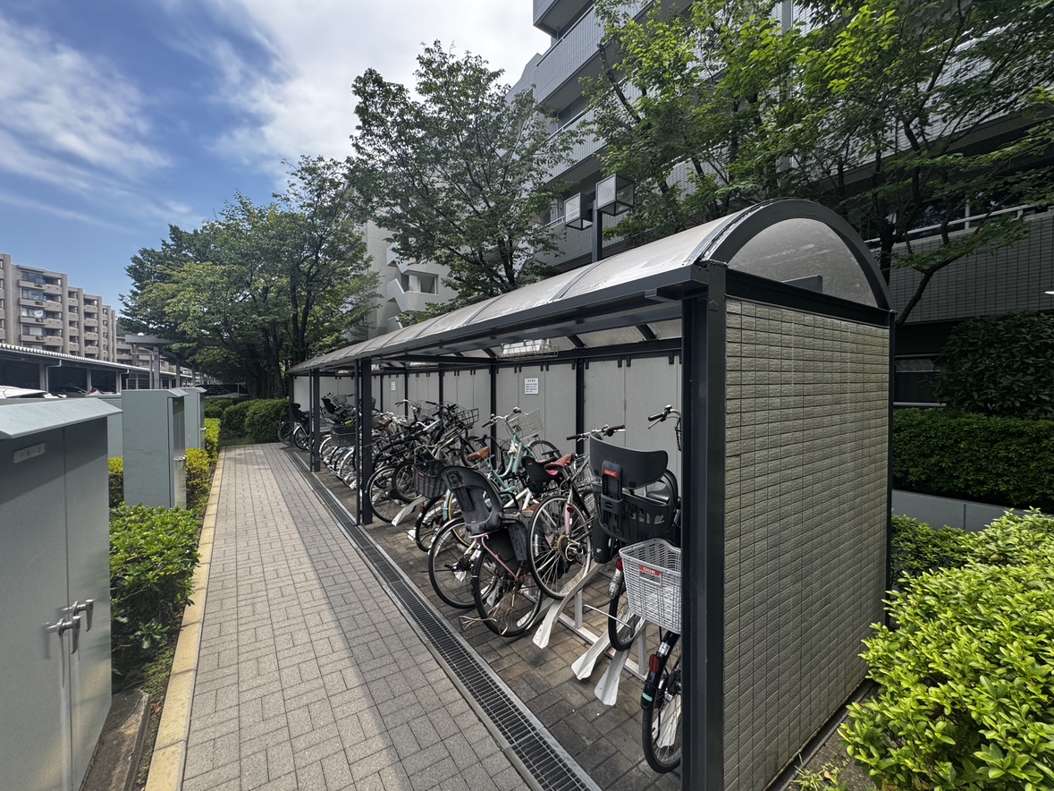 【駐輪場】雨風から自転車を守ることができる、屋根付きの駐輪場が備わっています。空き状況などについては、お気軽にお問い合わせください。