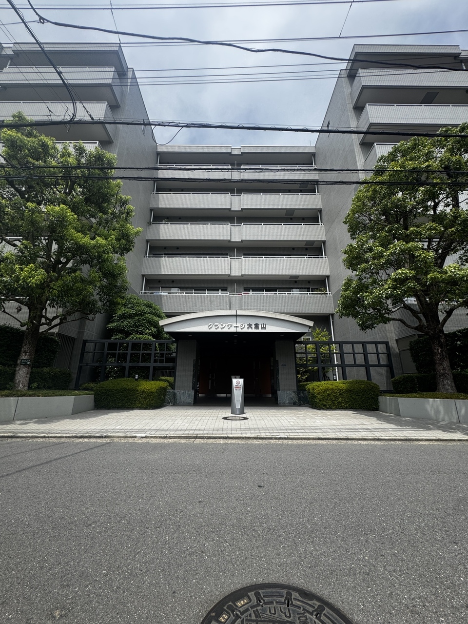 【現地外観写真】総戸数188戸のマンションです。スーパーやコンビニ、ドラッグストアが徒歩圏内に揃う、暮らしやすい住環境です。