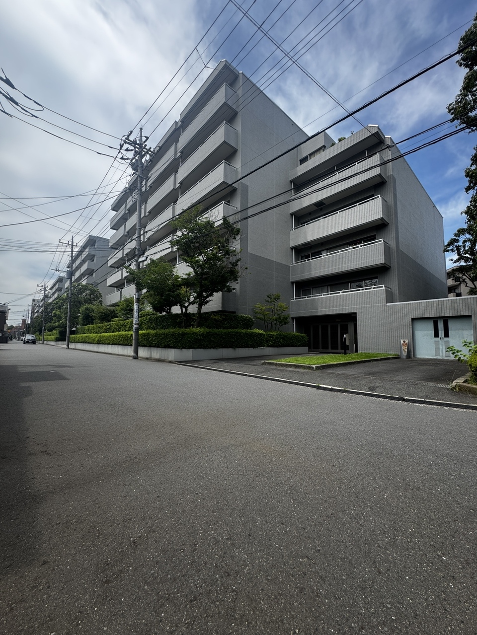 【現地外観写真】RC造7階建てマンション。お部屋は6階に位置しています。南東向きで陽当り良好です。食器洗乾燥機や浴室乾燥機が備わっています。