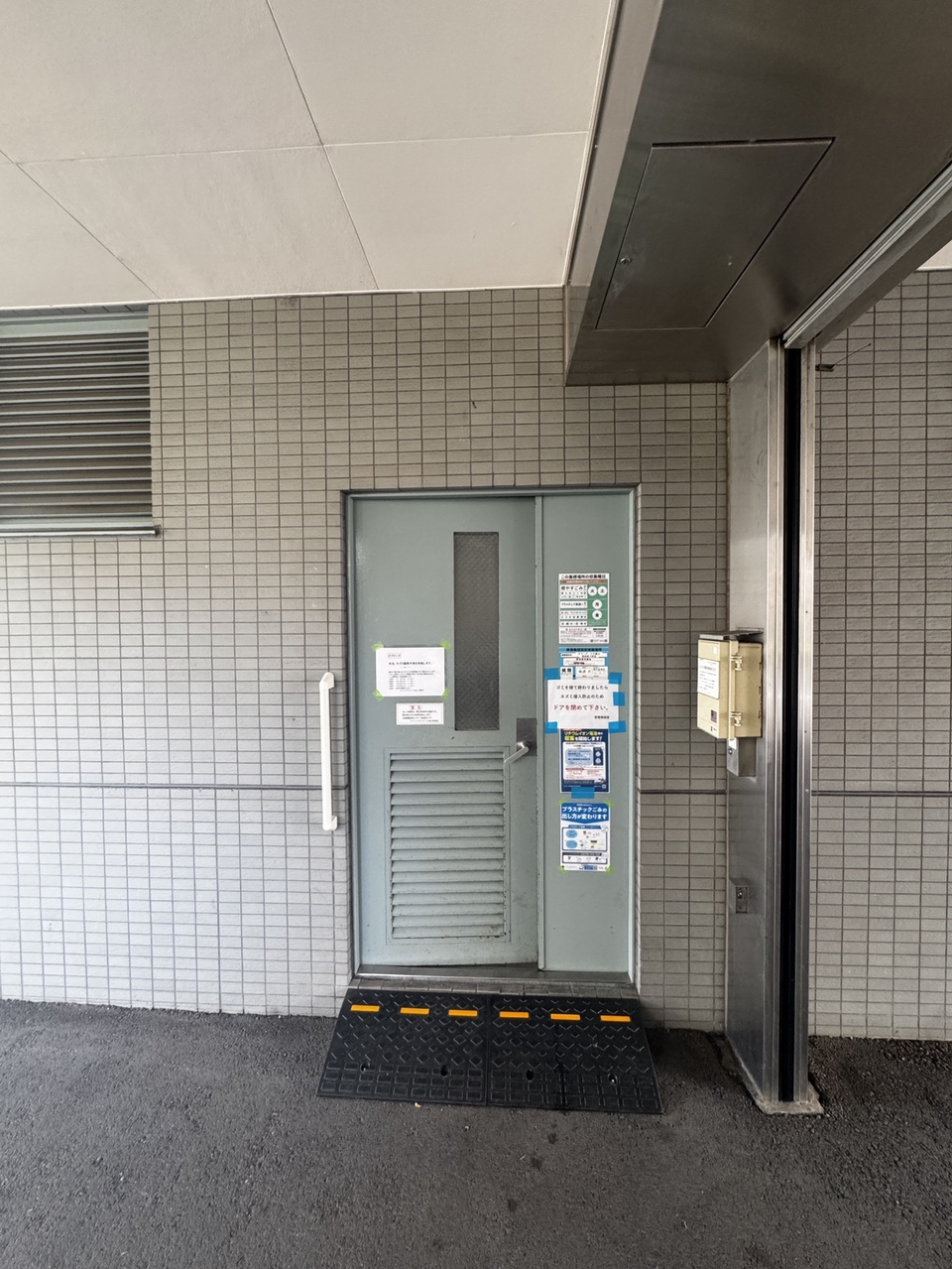 【ゴミ置場】施設内にゴミ置場が備わっています。扉付きで衛生的です。燃えるゴミやプラスチックゴミの各収集日について、扉に案内が貼られています。