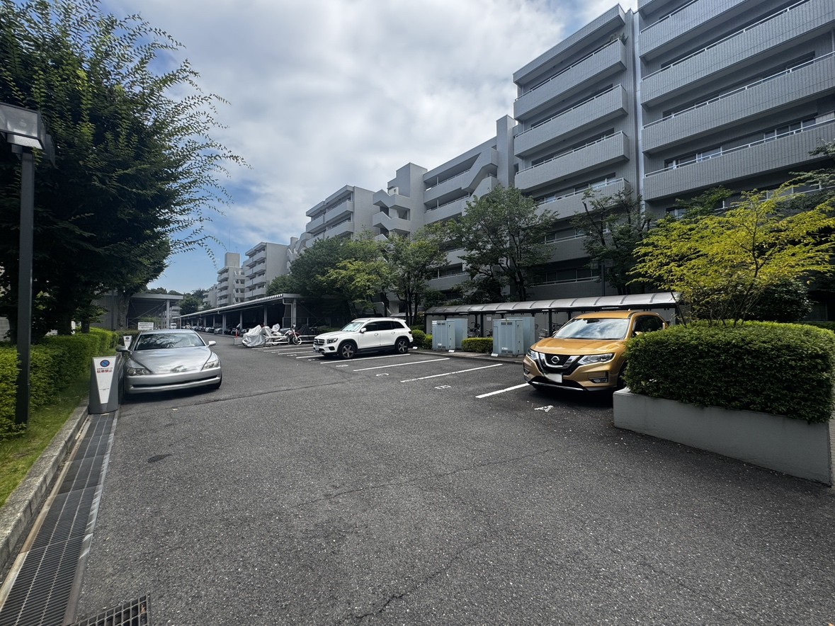 【駐車場】平面駐車場でスムーズに駐車できそうです。駐車場の空き状況や利用料金は変動があります。お気軽にお問い合わせください。