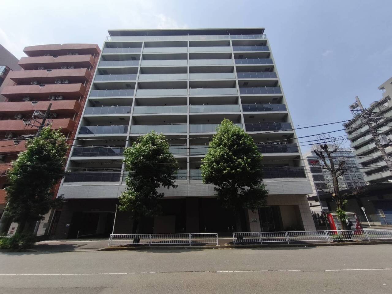 JR横浜線「新横浜」駅ほか、複数路線利用可能で、通勤通学のアクセス良好です。