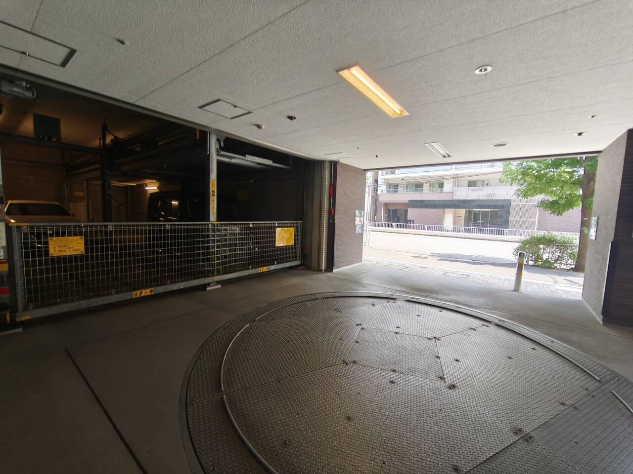 敷地内駐車場。最新の空き状況はお問い合わせください。
