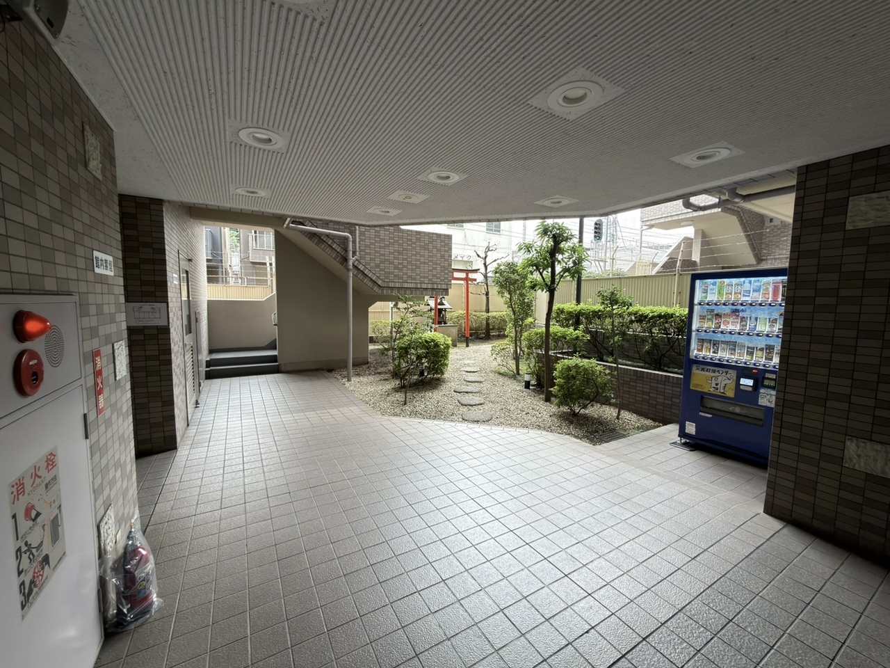 【共用部】敷地内に飲料水の自動販売機が設置されています。通勤・通学やお出かけの前などに、気軽に飲み物を買うことができ、便利です。