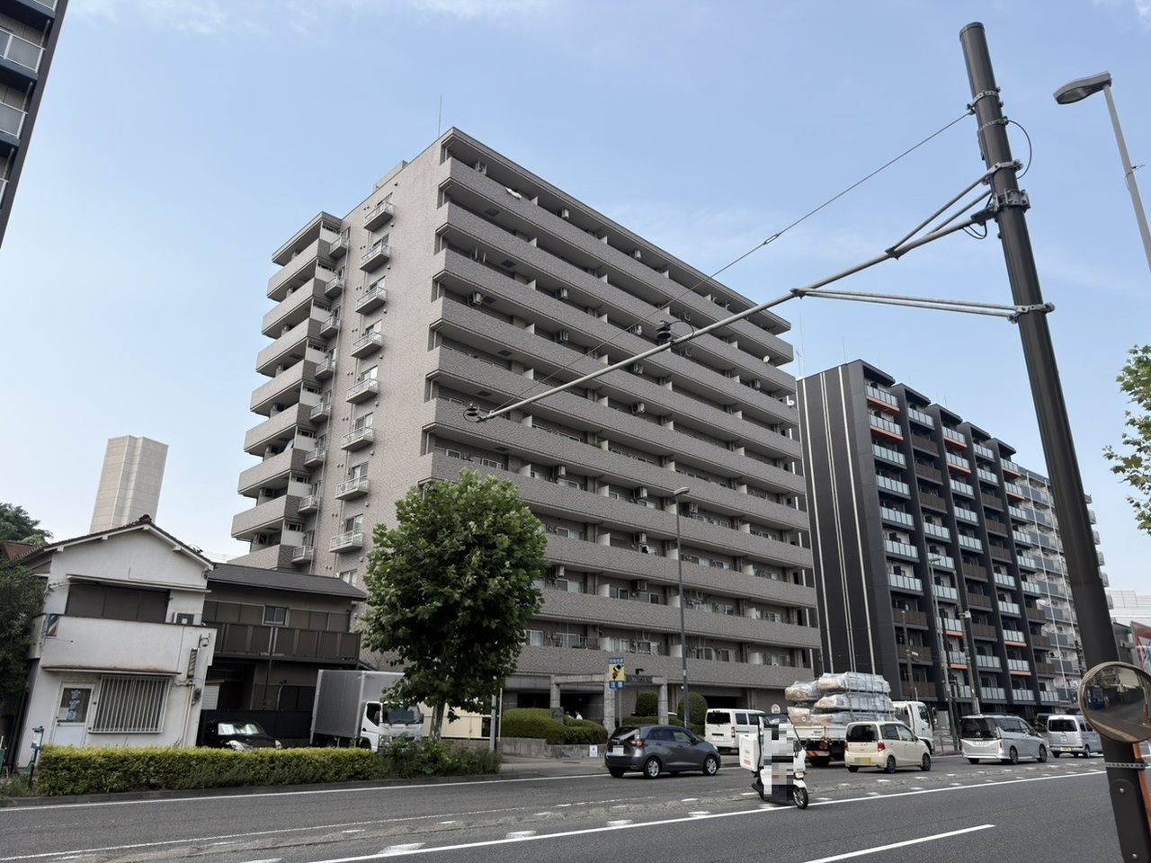 【現地外観写真】1993年9月築のマンションです。インナーサッシが採用されているので、断熱性が高く、結露の軽減や防音効果などが期待できます。