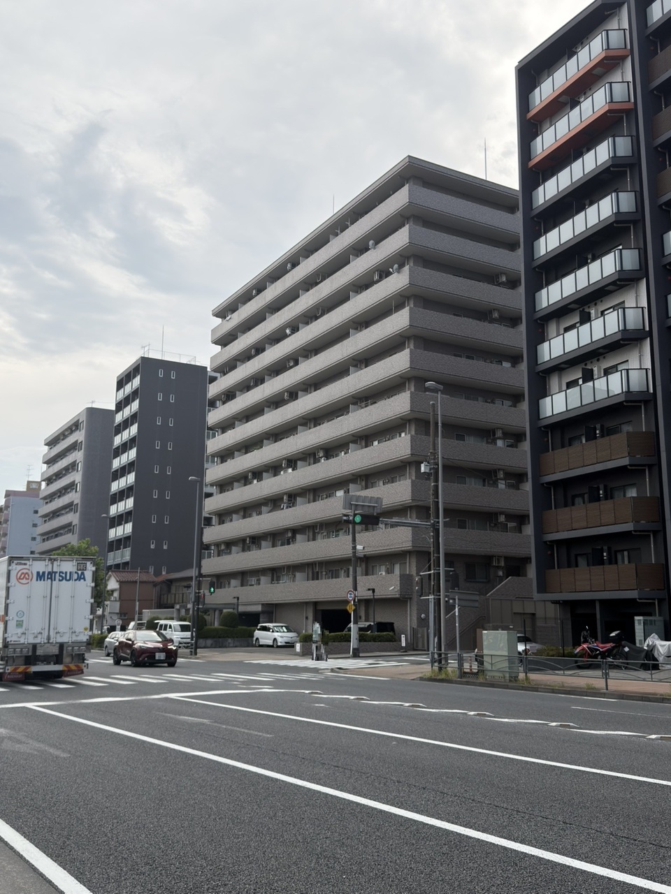 【現地外観写真】SRC造地上11階建て、総戸数100戸のマンションです。宅配ボックスが備わっており、不在時の荷物の受け取りに便利です。
