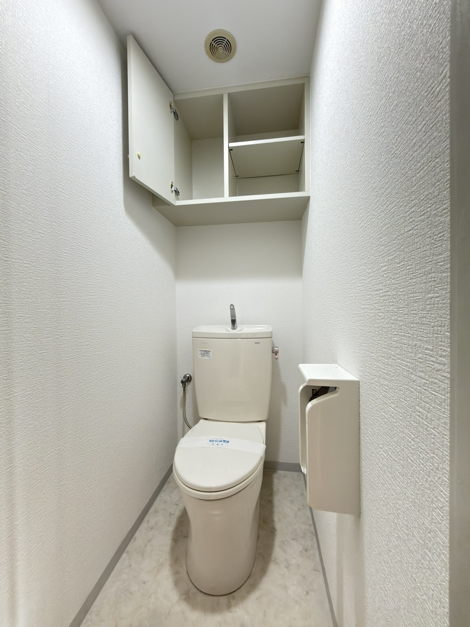 【トイレ】白を基調とした清潔感のあるトイレ。背面には収納棚が設置されているので、掃除用具やトイレットペーパーなどを仕舞っておけます。