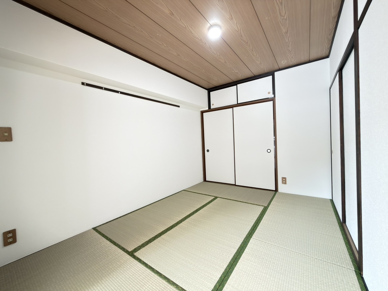 【和室/約6.0帖】LDKに隣接した和室。客間としても活躍しそうです。押入が備わっているので、布団など大きなものも収納できます。